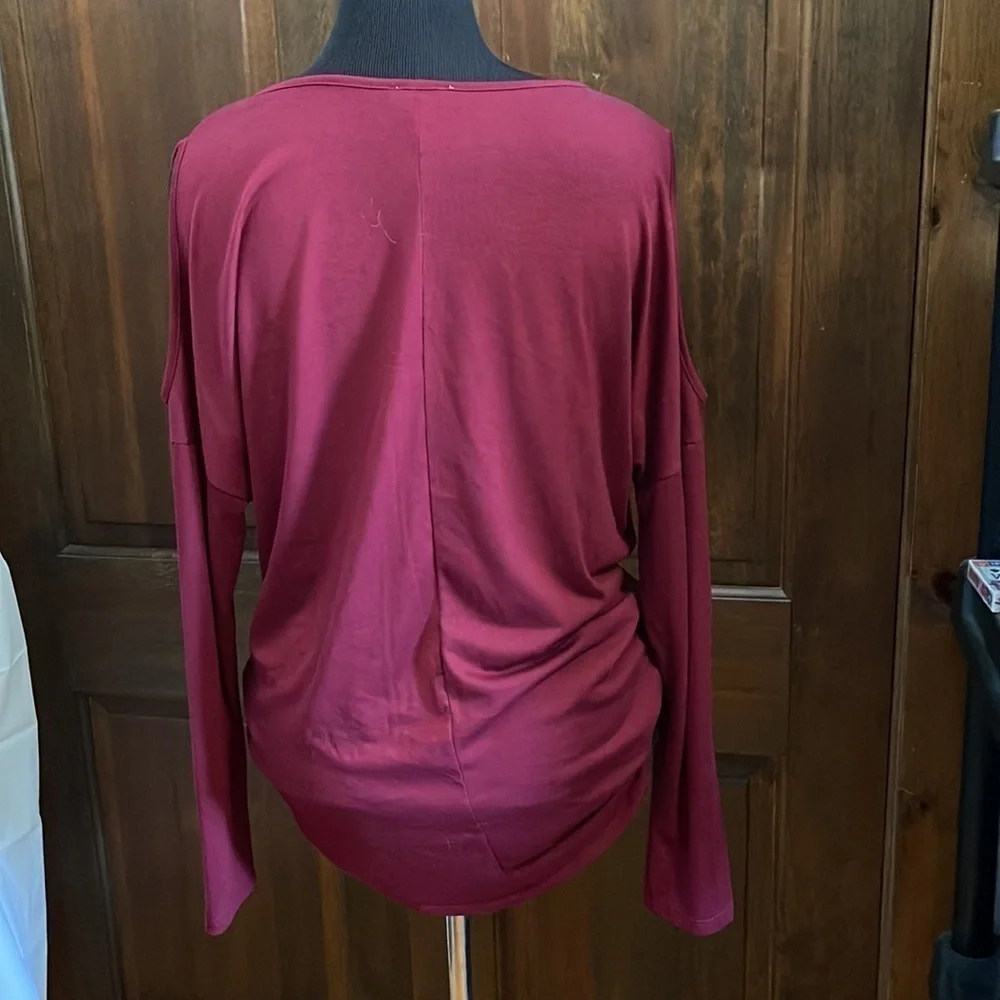 Open shoulder long sleeve shirt - Picture 3 of 5
